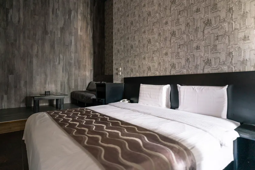 58˚ Hotspring Hotel - Image 1