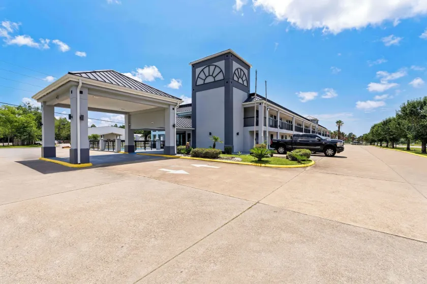Econo Lodge Inn & Suites Ocean Springs - Biloxi - Image 1