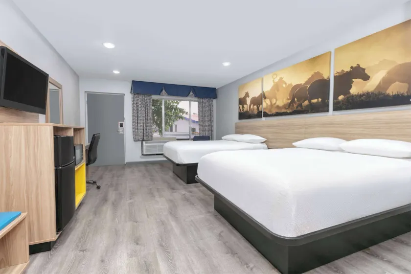 Days Inn by Wyndham South Fort Worth - Image 1