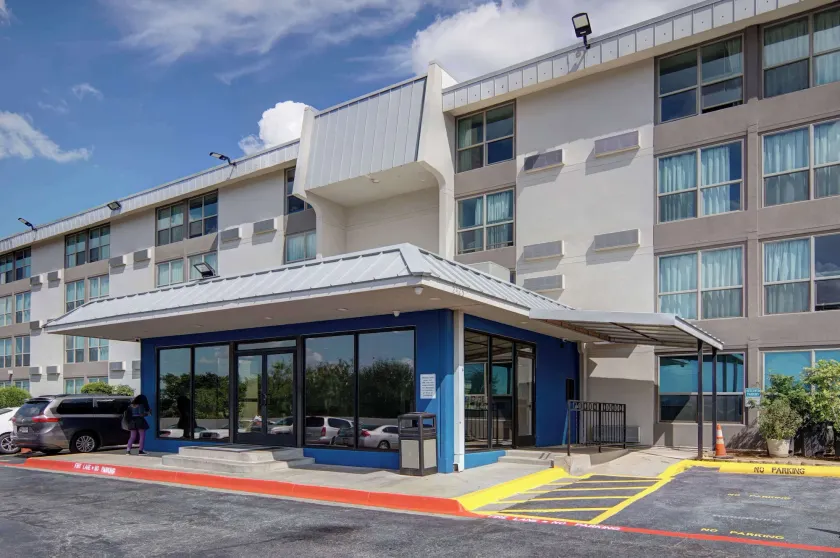 Motel 6-Fort Worth, TX - Downtown East - Image 1