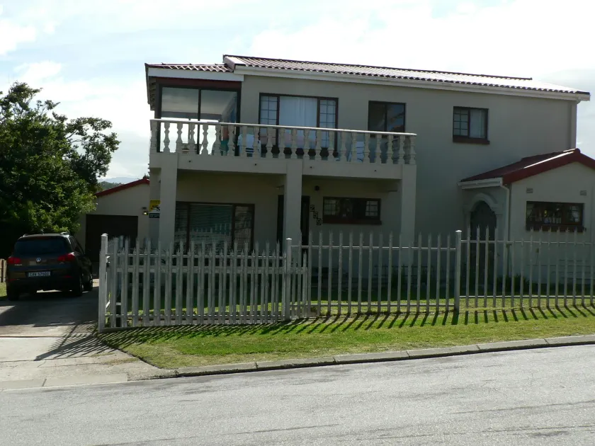 Heroldsbaai Holiday Home - Image 1