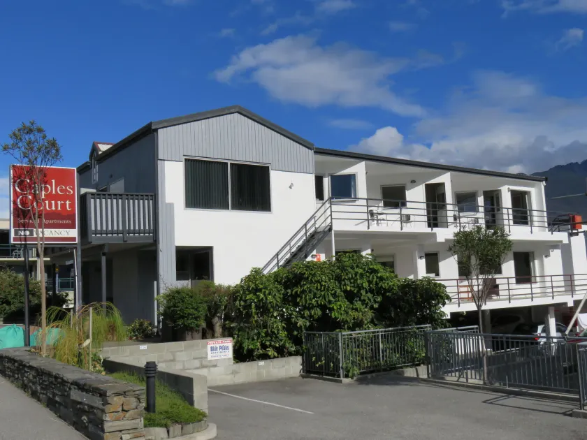 Caples Court Motel & Apartments - Image 1