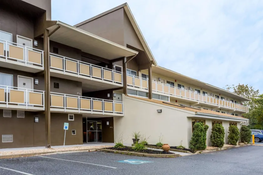 Days Inn by Wyndham Harrisburg North - Image 1