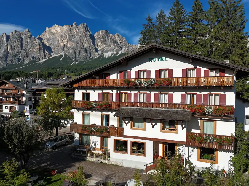 Hotel Bellaria - Cortina d'Ampezzo - parking - Image 1