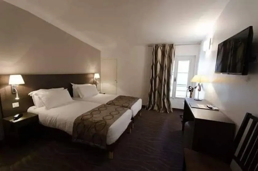 Hotel Carolina - Image 1