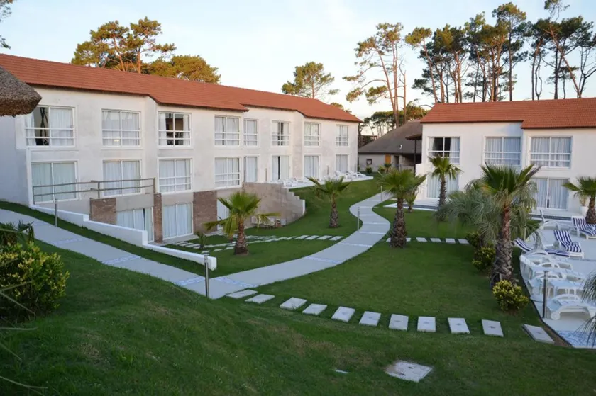 Palmeras Beach Hotel - Image 1