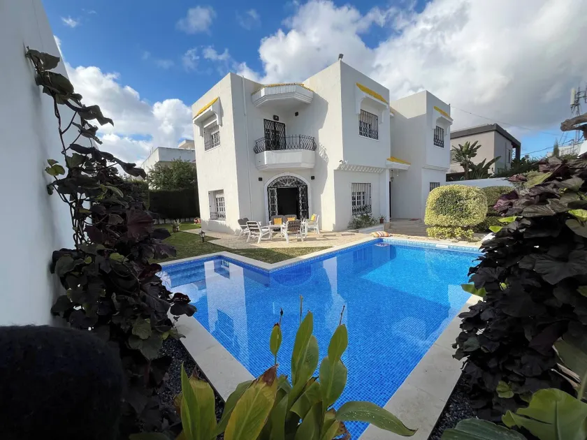 Charming 600sqm villa with a large garden pool - Image 1