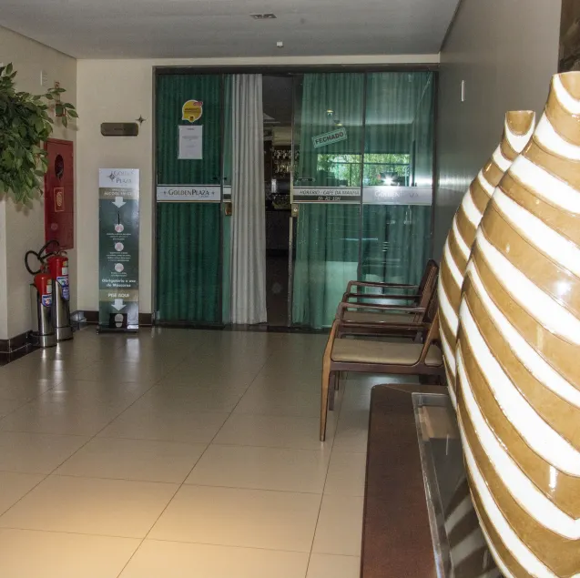 Golden Plaza Hotel - Interior entrance