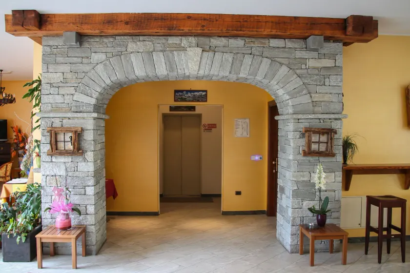 Crabun Hotel - Interior entrance