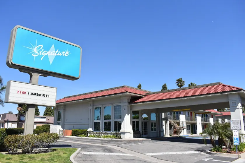 Signature Anaheim Maingate - Image 1