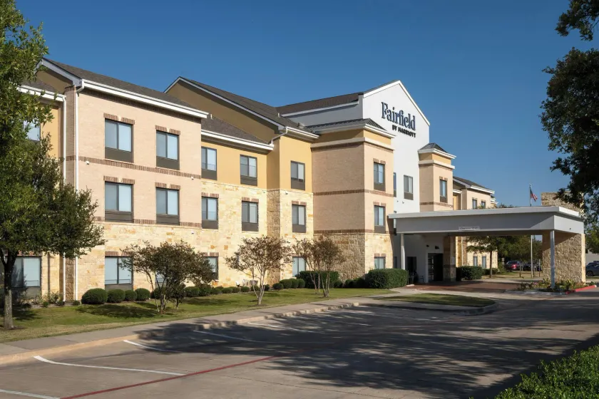 Fairfield Inn and Suites by Marriott Dallas Mansfield - Image 1
