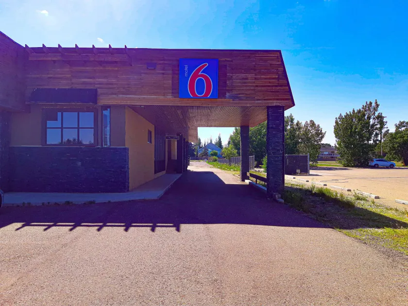 Motel 6 Brooks AB - Image 1