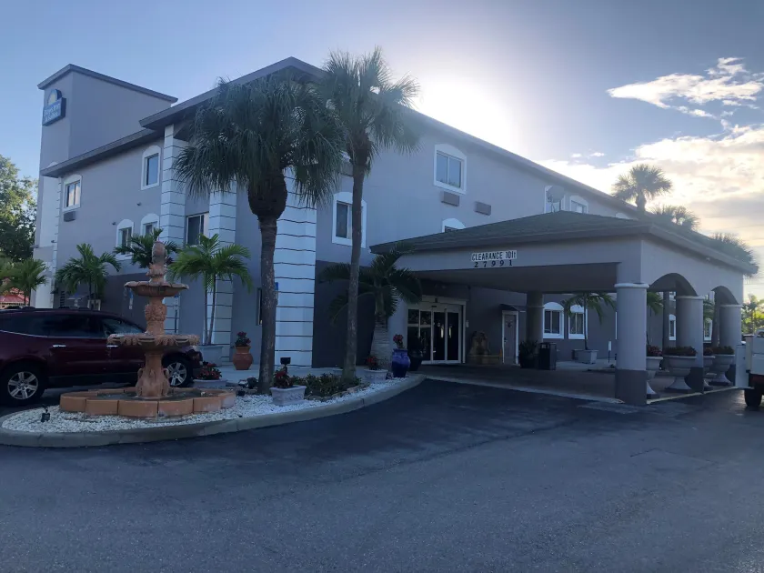Days Inn & Suites by Wyndham Bonita Springs North Naples - Image 1