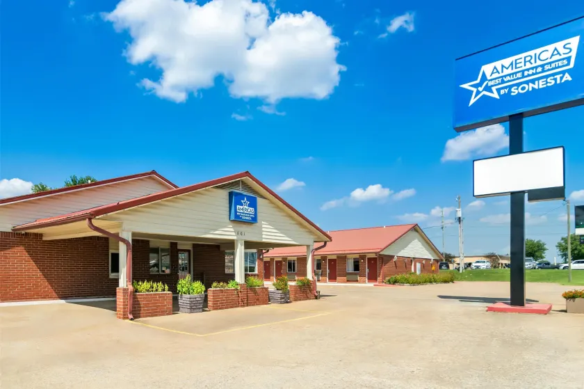 Americas Best Value Inn and Suites Siloam Springs - Image 1