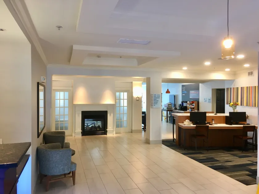 Holiday Inn Express & Suites Bethlehem Airport-Allentown Area - Image 1