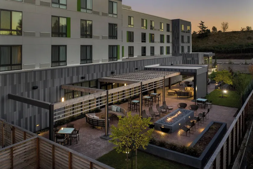 Courtyard by Marriott Portland East - Image 1