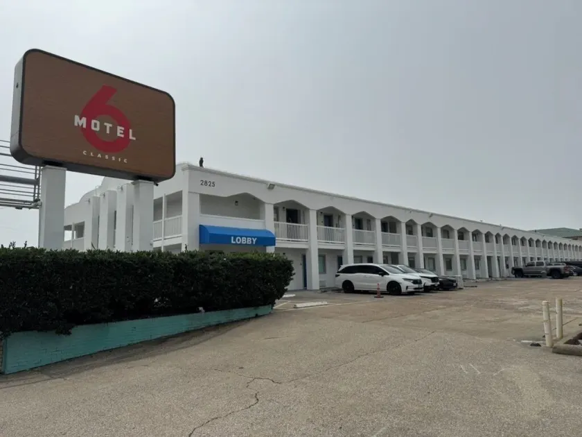 Motel 6 Galveston, TX - Beach/Seawall  - Image 1