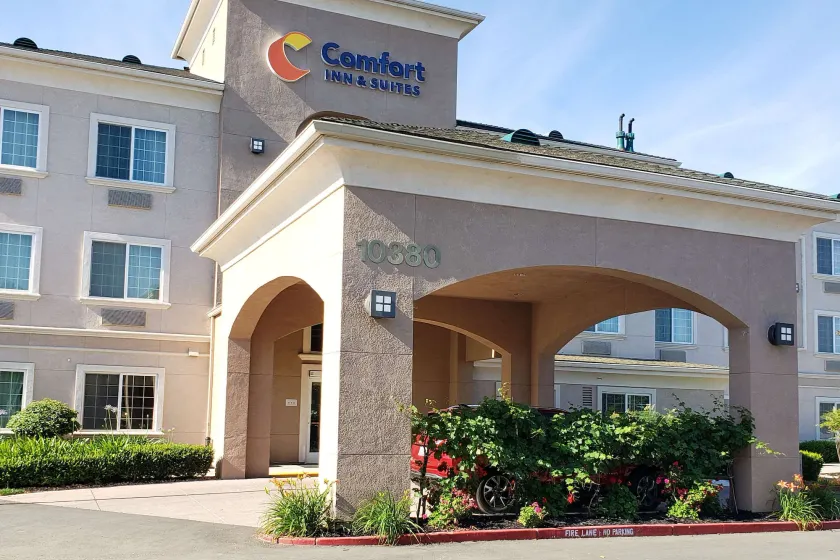 Comfort Inn & Suites Galt - Lodi North - Image 1