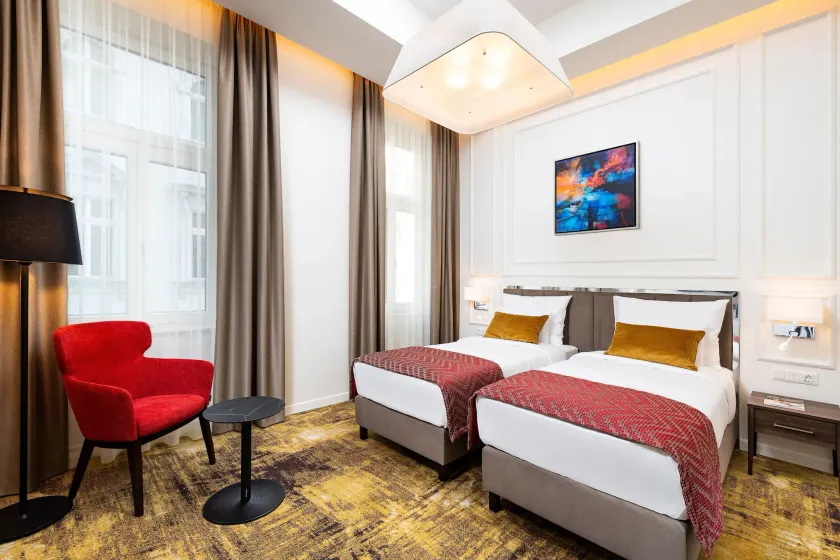 Three Corners Avenue Hotel - Image 1