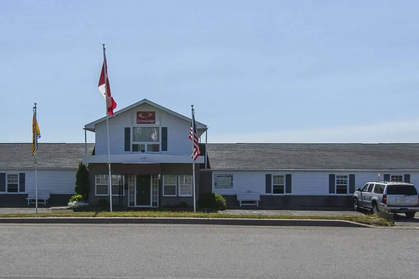 Econo Lodge Inn & Suites - Image 1