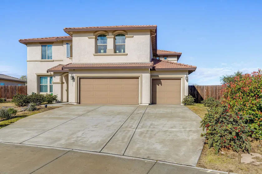 4 Mi to Csub Campus: Spacious Home w/ Yard - Image 1