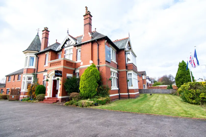 Trivelles Park Hotel - Image 1