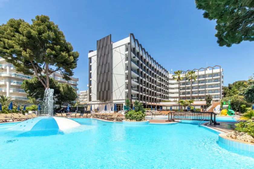 Golden Avenida Family Suites 4 Sup - Image 1