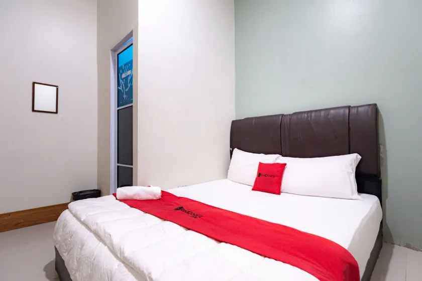 RedDoorz near Hang Nadim Batam Airport - Image 1