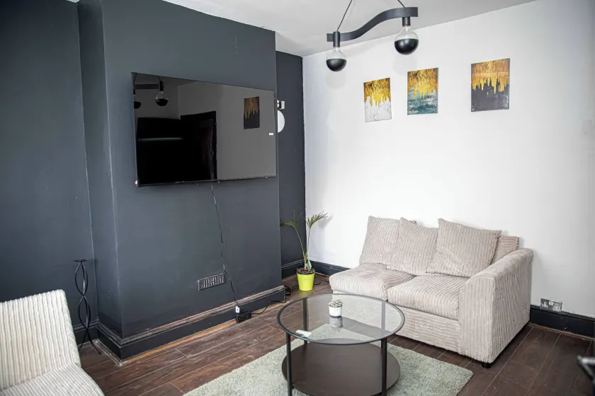 2BR Home in Manchester near Etihad Stadium with Parking - Image 1