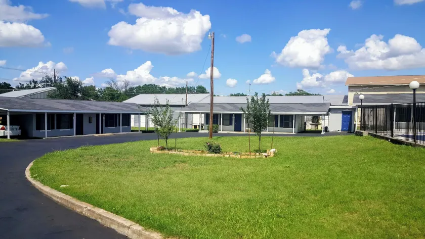 La Vista Motel - Image 1