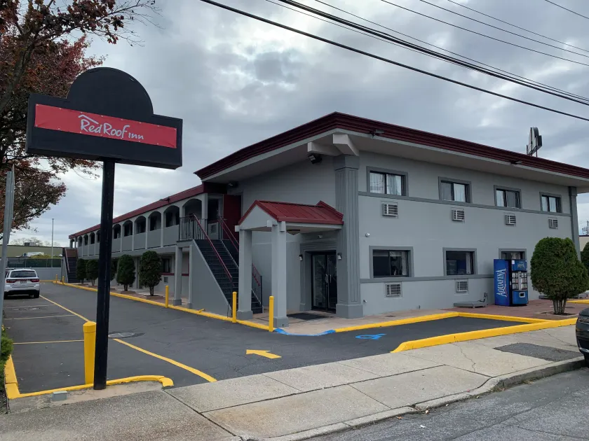 Red Roof Inn Copiague - Image 1