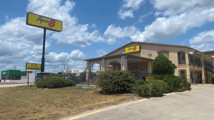 Super 8 by Wyndham Decatur Texas - Image 1