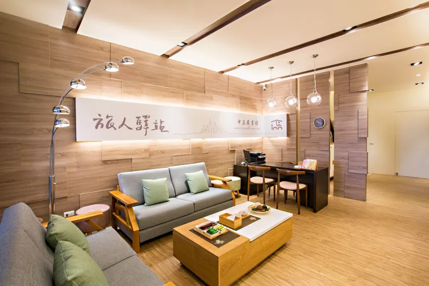 Traveller-Inn Zhongzheng Library - Image 1