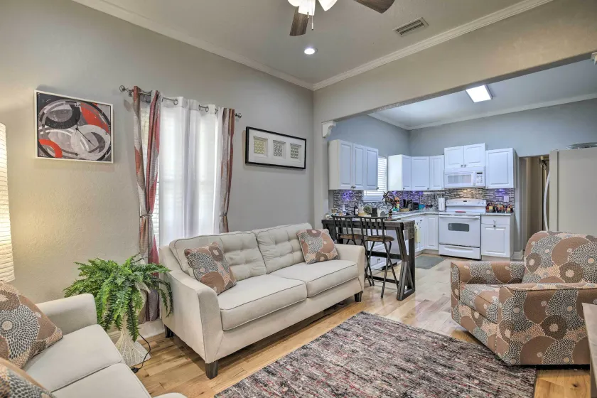 Updated Ybor City House w/ Fenced Yard - Innvendig