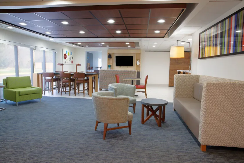 Holiday Inn Express & Suites Dayton-Huber Heights by IHG - Siddeområde i lobbyen