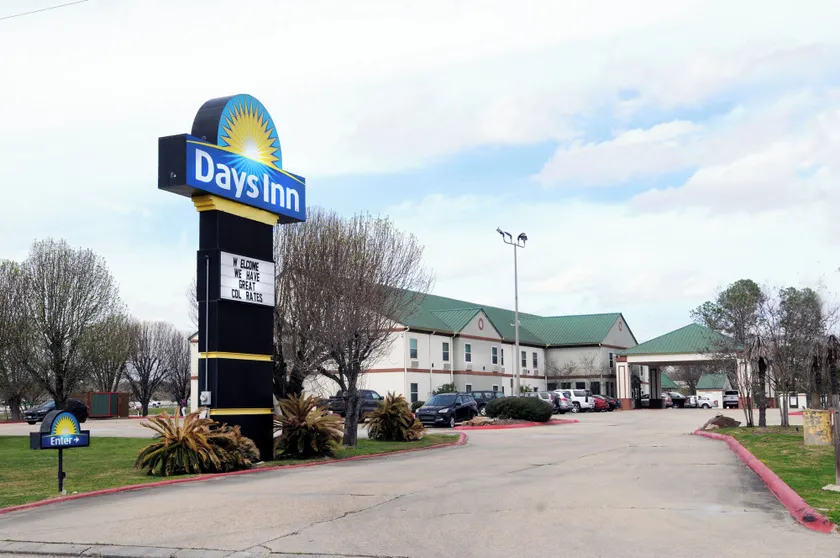 Days Inn by Wyndham Denham Springs-Baton Rouge East - Image 1