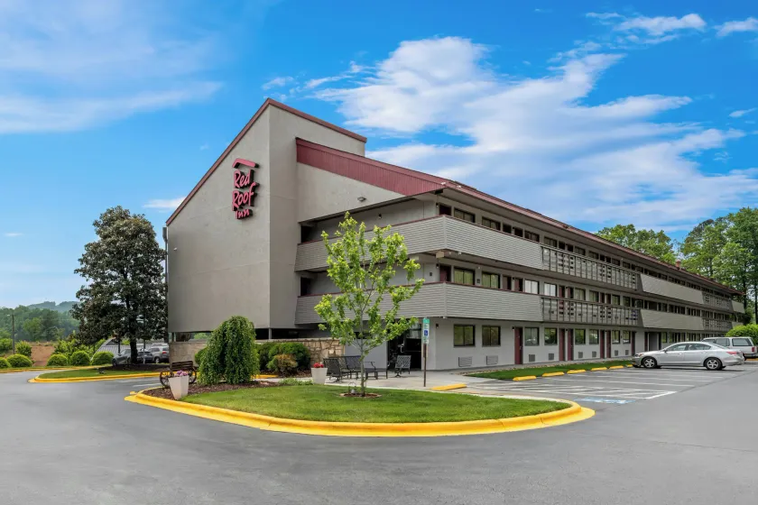 Red Roof Inn Asheville - Biltmore West - Image 1