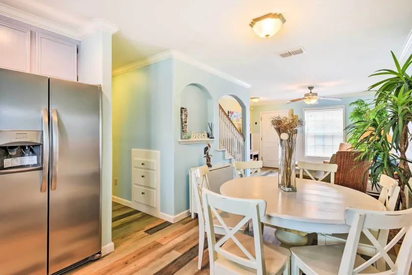 Near Port Aransas Beach: Condo w/ Pool Access - Intérieur