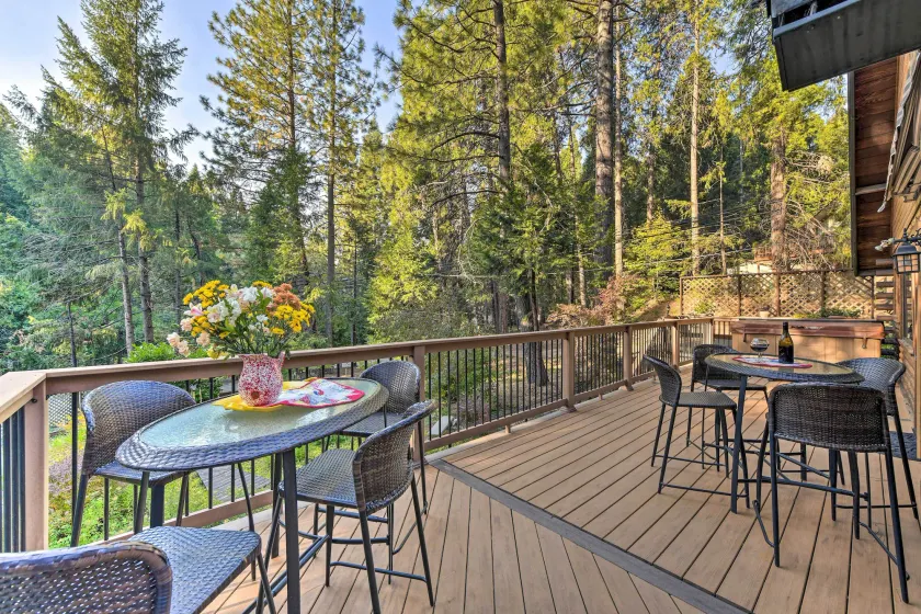 Near Vineyards: Cabin w/ Hot Tub in Pollock Pines! - Innenbereich
