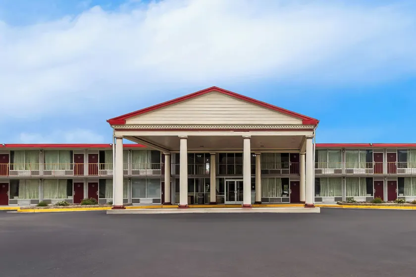 Red Roof Inn & Suites Cave City - Image 1