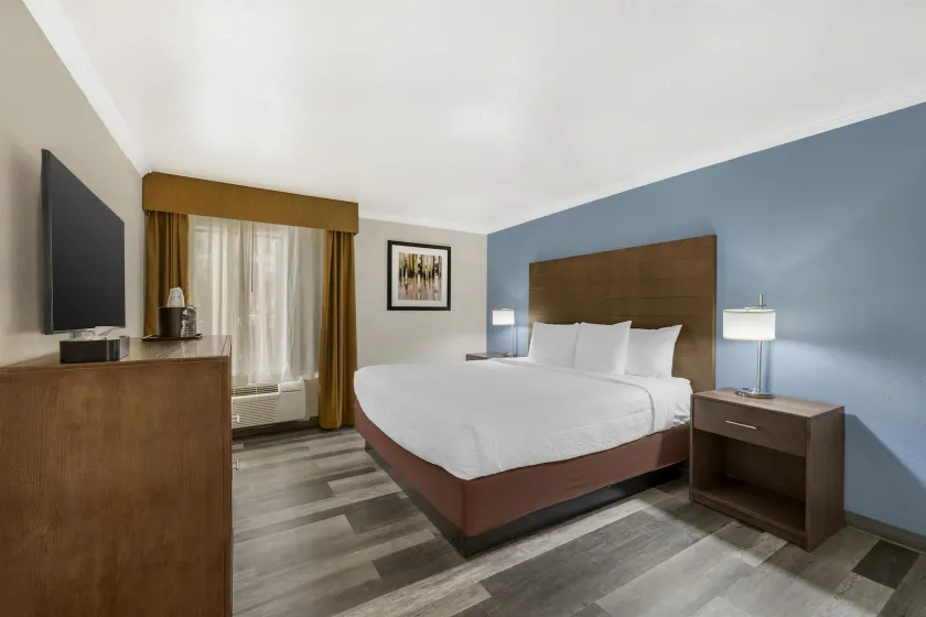 Best Western Airport Albuquerque InnSuites Hotel & Suites - Image 1