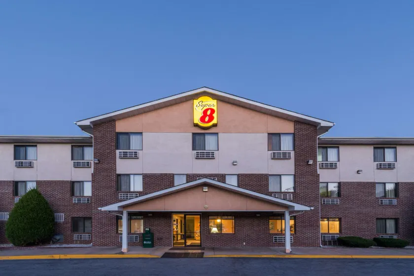 Super 8 by Wyndham Front Royal Near Shenandoah National Park - Image 1