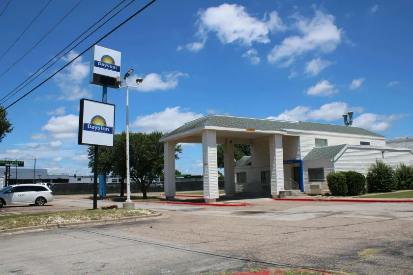 Days Inn by Wyndham Waco University Area - Image 1