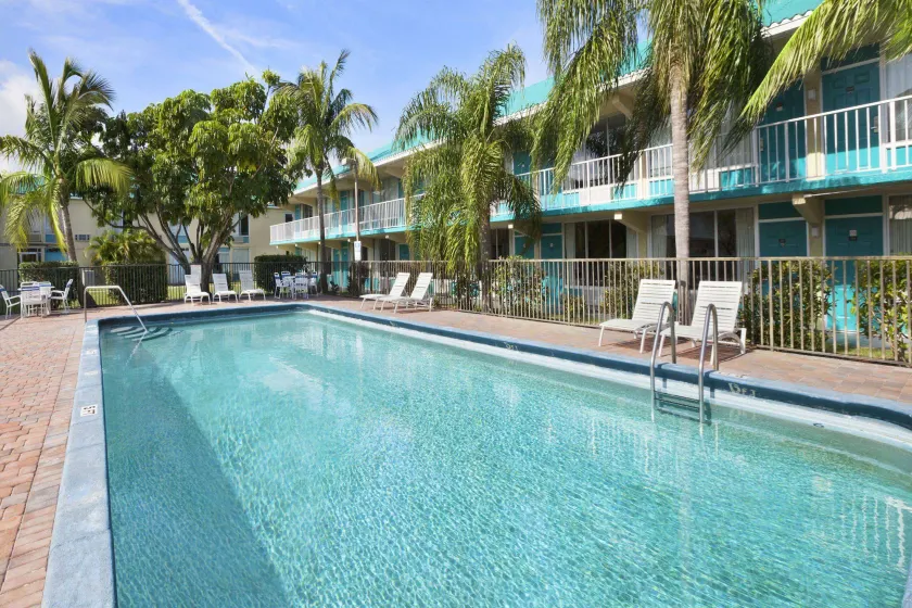 Days Inn & Suites by Wyndham Fort Pierce Midtown - Image 1