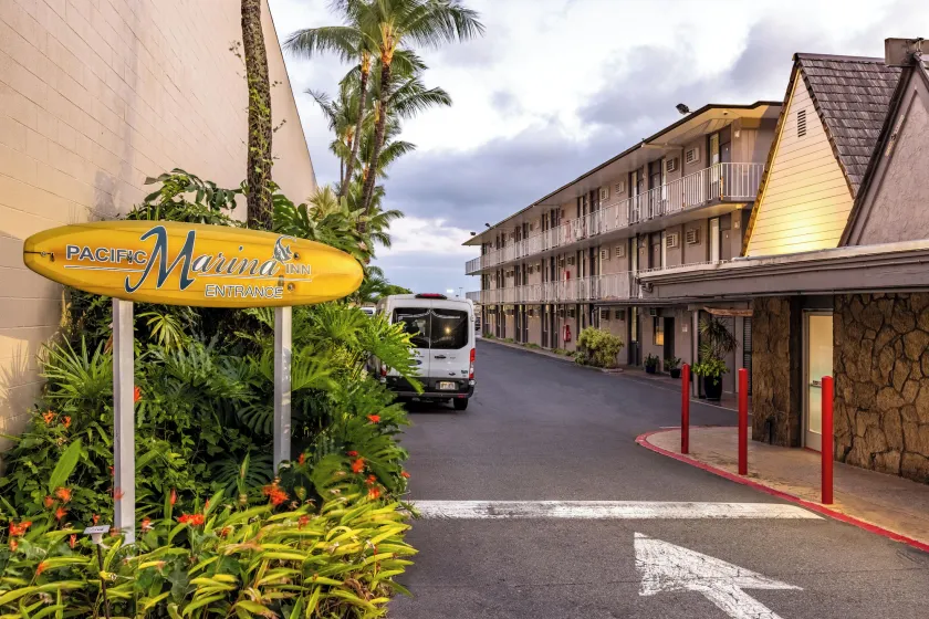 Pacific Marina Inn Airport - Image 1