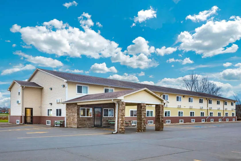 Super 8 by Wyndham Fort Madison - Image 1