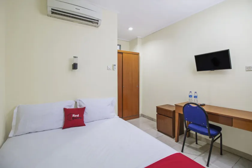 RedDoorz Plus near Ciputra World Kuningan 2 - Image 1