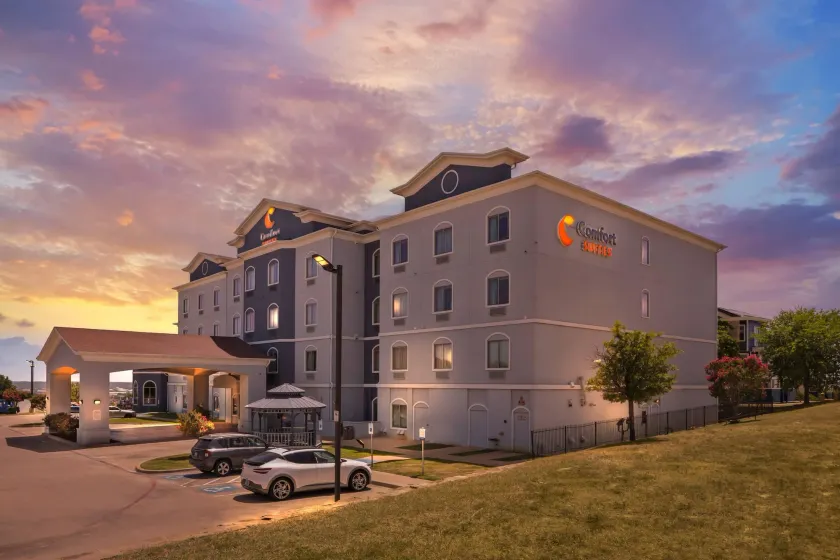 Comfort Suites Lake Worth - Image 1