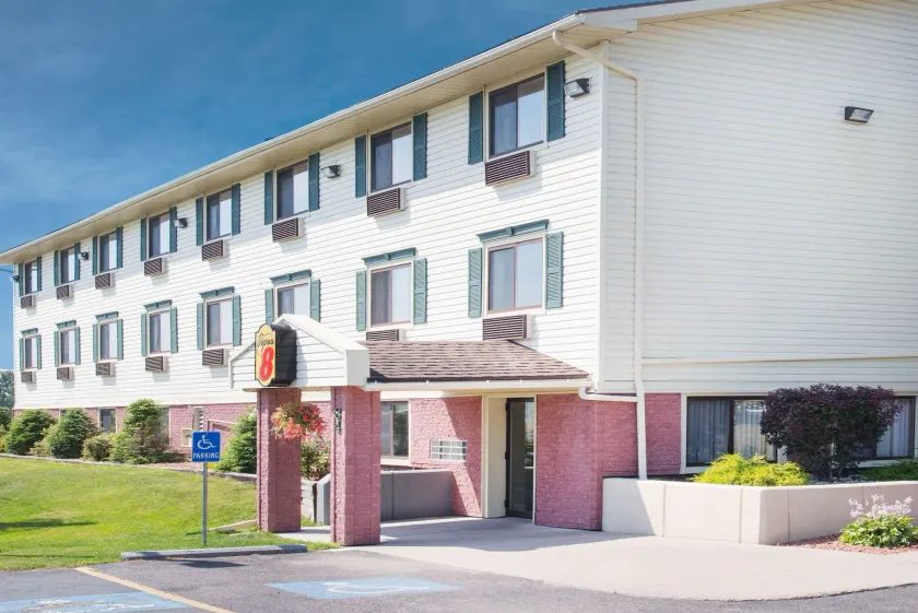 Super 8 by Wyndham Massena NY - Image 1