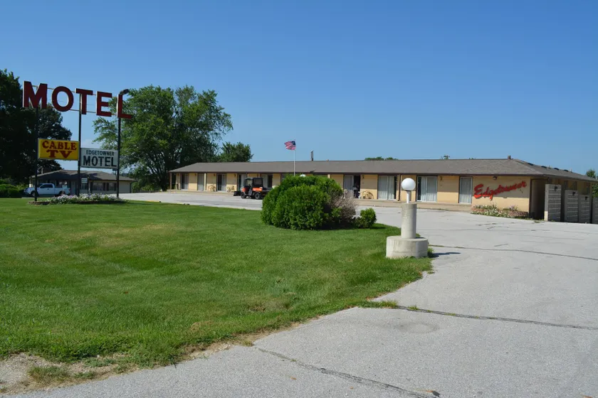 Edgetowner Motel - Image 1